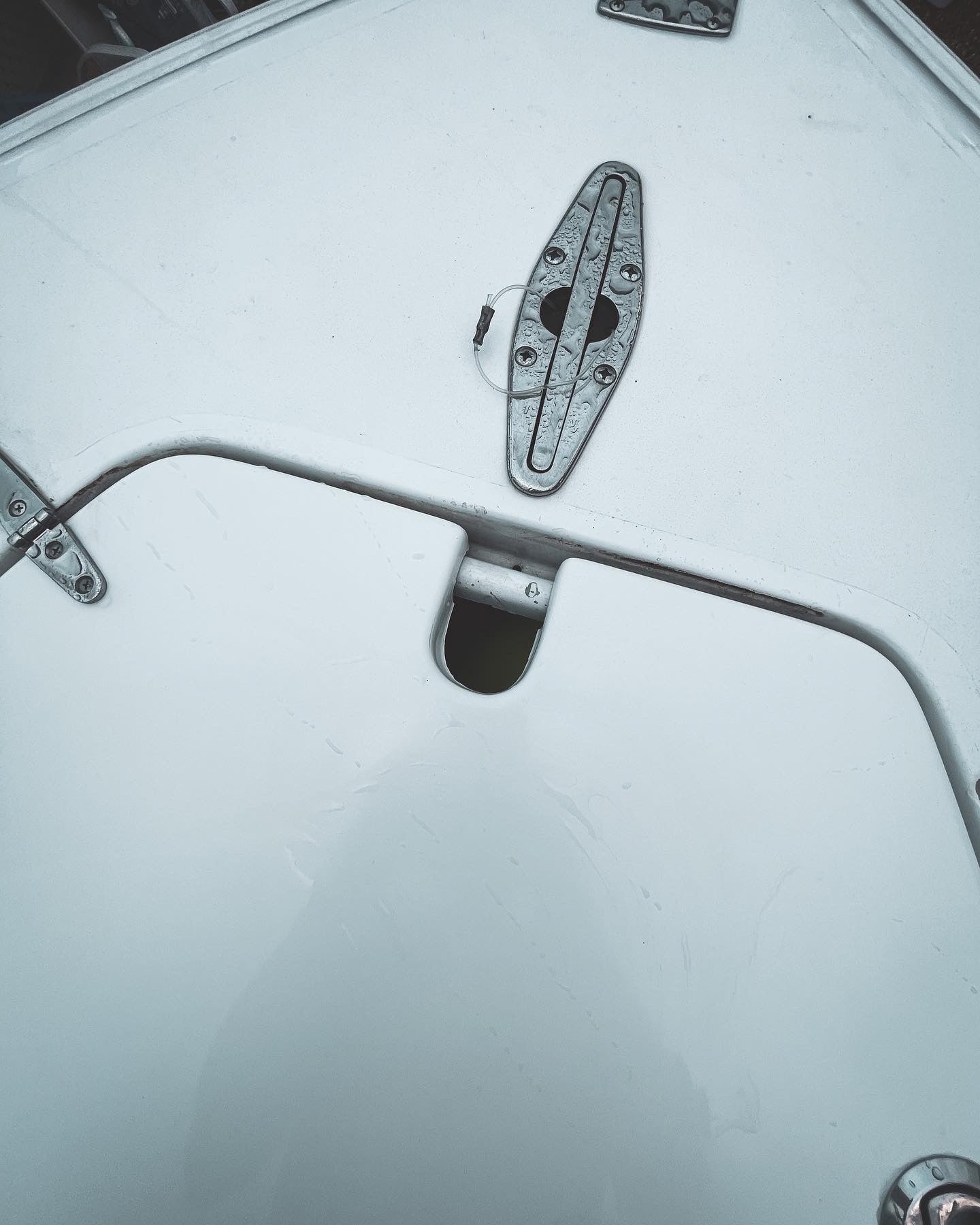 contender anchor hatch lid with line opening